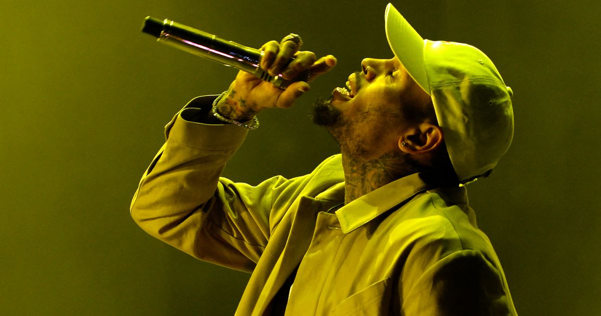 Chris Brown bedankt Manchester ‚voor de gevangenis‘ op het podium tijdens de luchtige Bowl XX Tour
