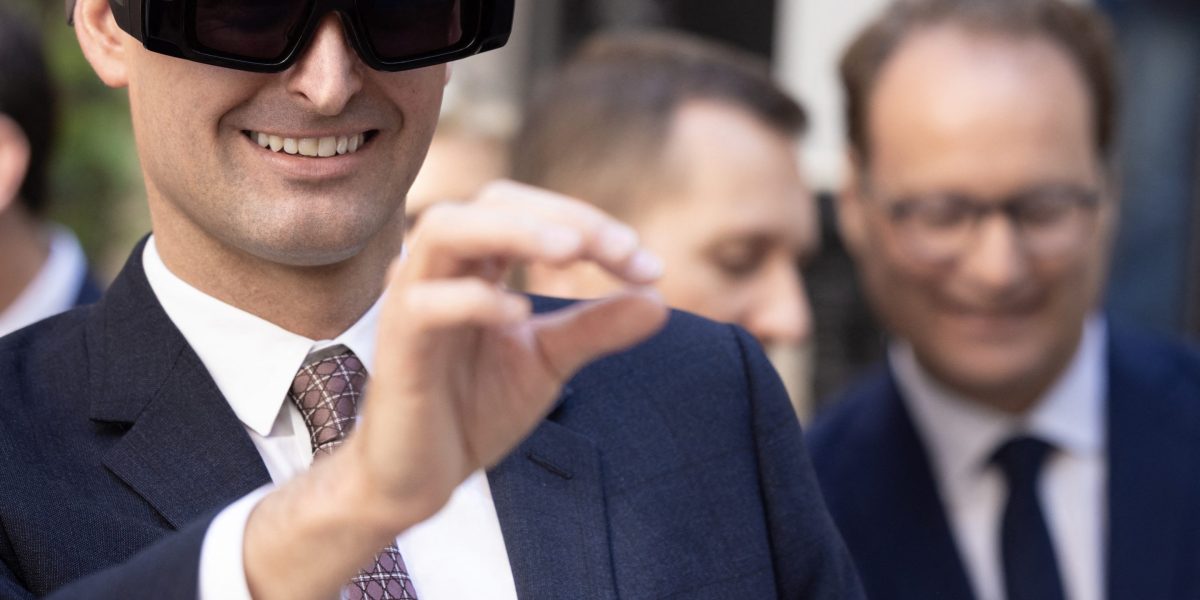 Snap CEO Evan Spiegel belooft volgend jaar nieuwe lichtgewicht ’specificaties‘ specificaties ‚Smart Glasses, in race om meta en Google te verslaan op de markt