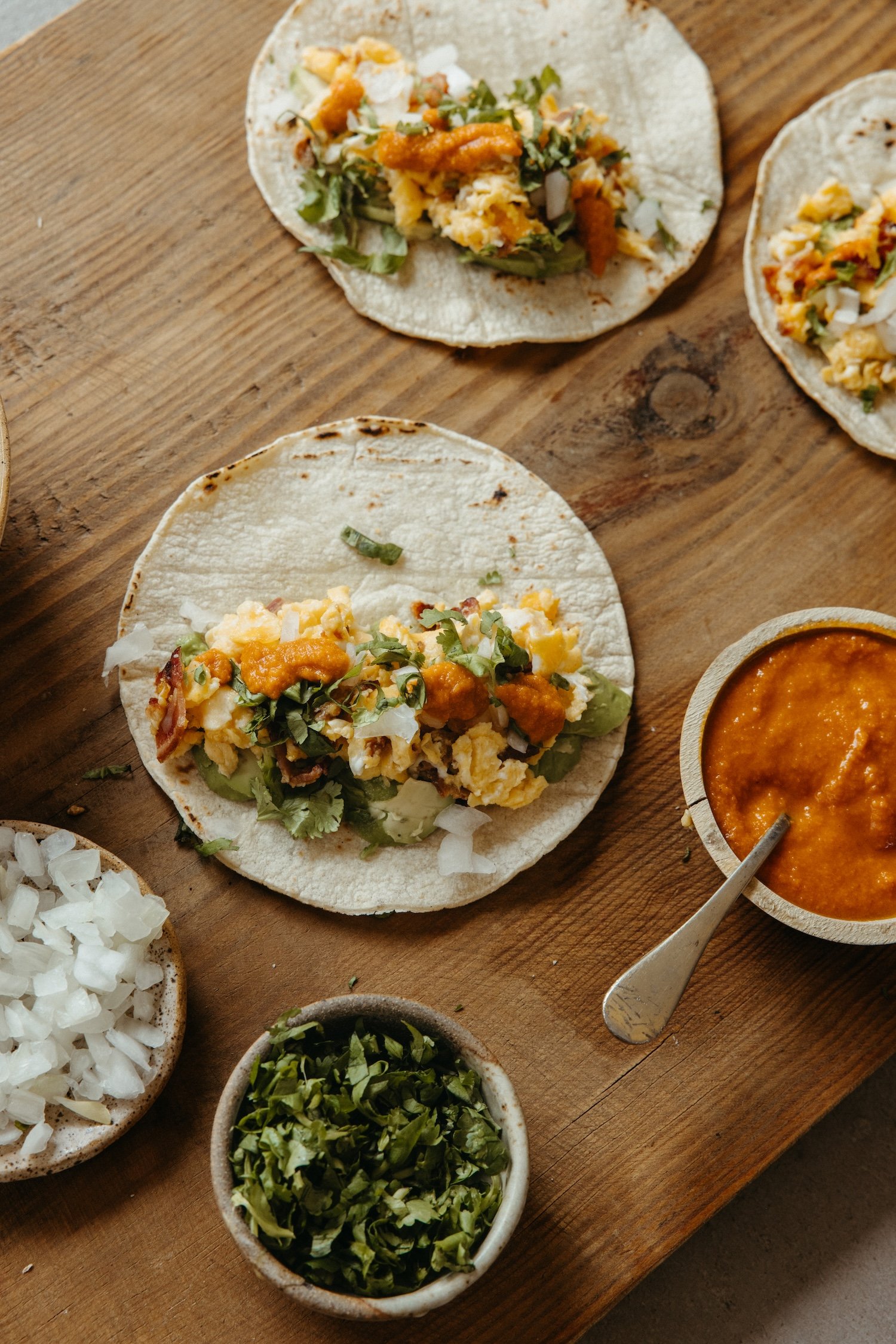 Austin-stijl ontbijt taco recept met spek, ei en avocado