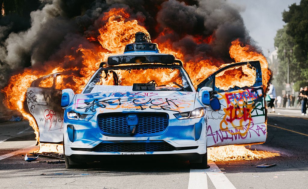 Waarom Waymos door demonstranten zijn vernield